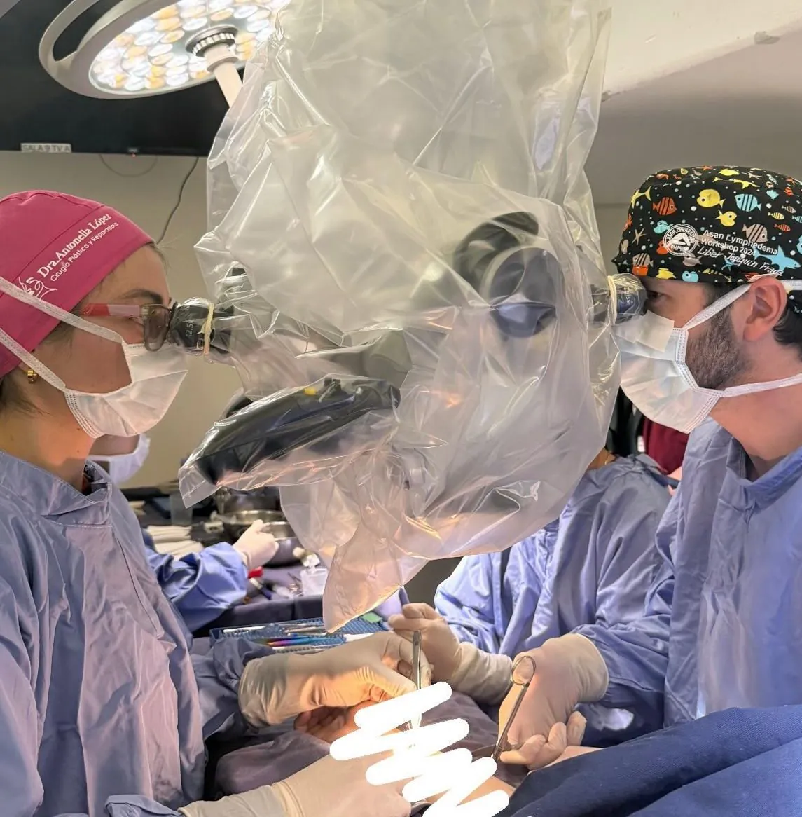 Equipo de cirugía de Clínica Lumia operando con tecnología de microcirugía